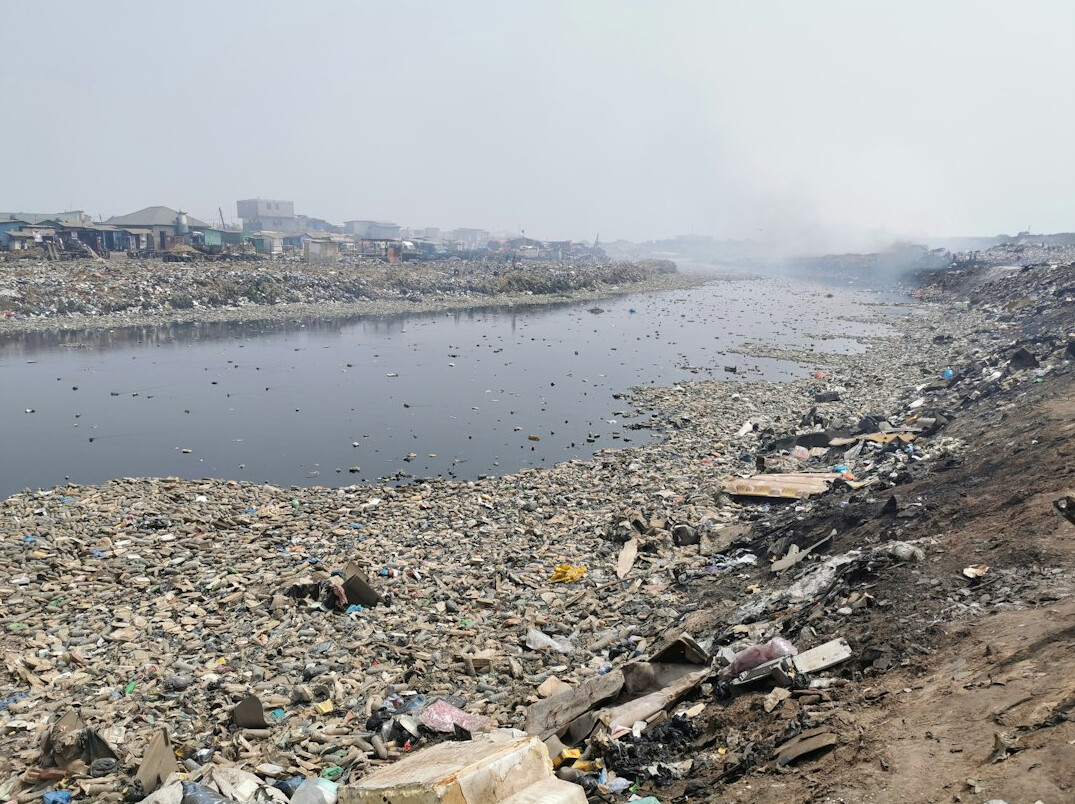 Vista aérea de um rio poluído perto de uma zona industrial em Portugal
